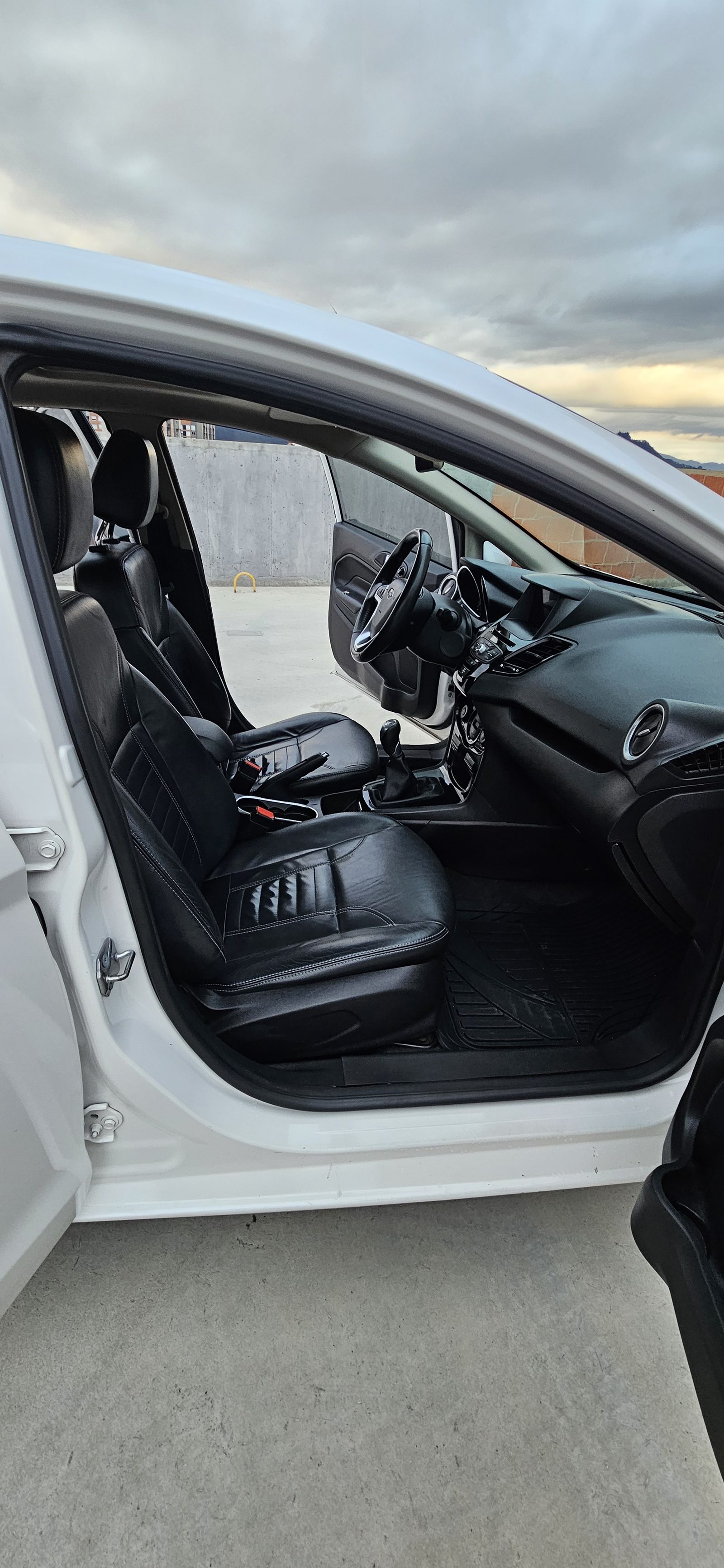 Asiento delantero, puerta abierta