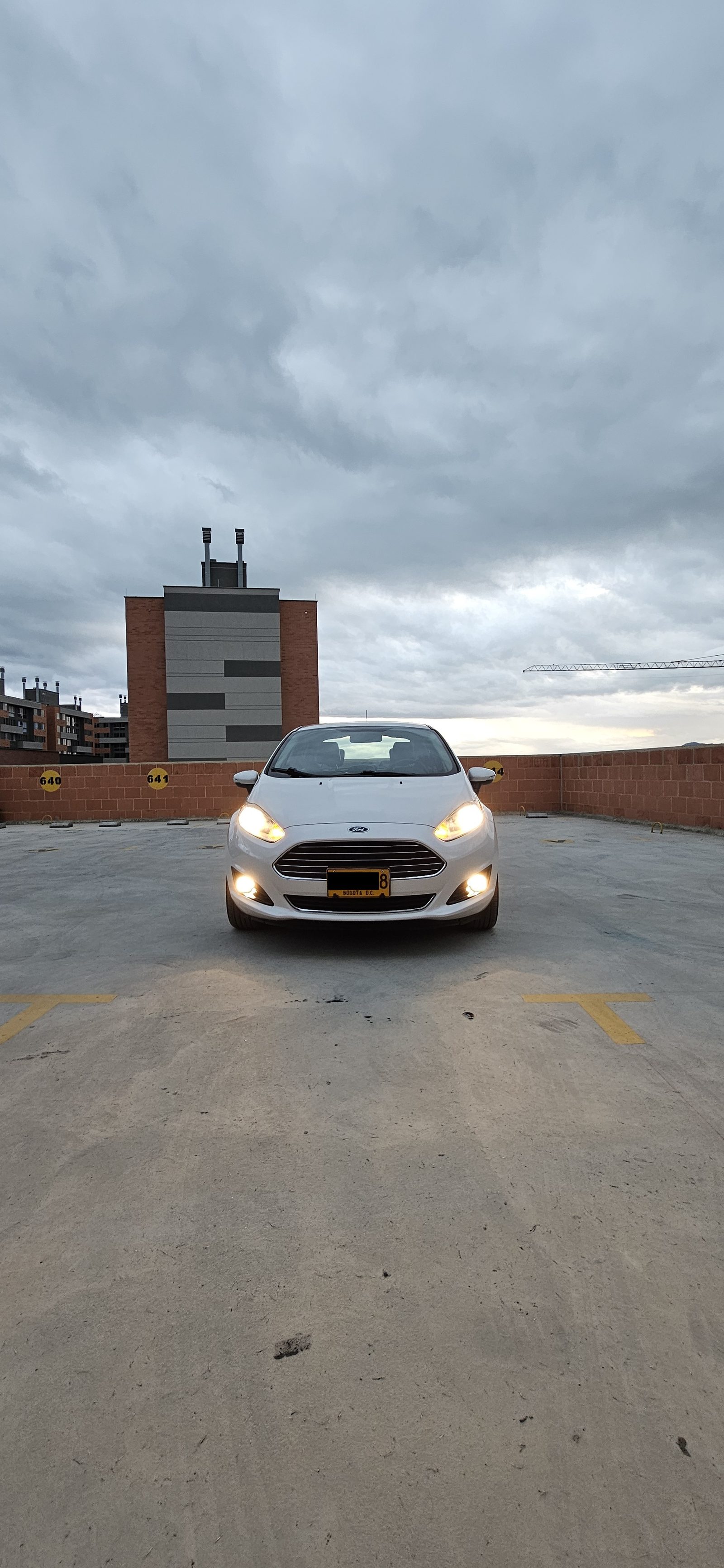 Frontal, luces encendidas