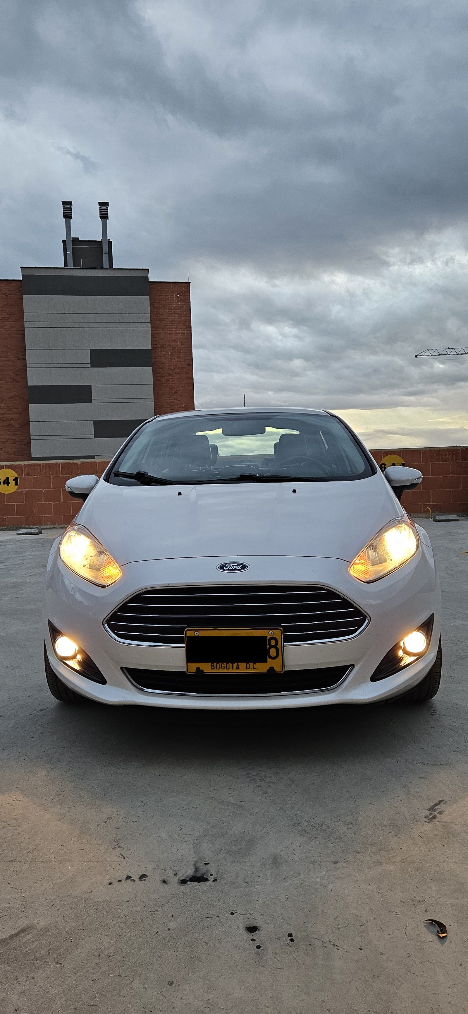 Frontal, luces encendidas
