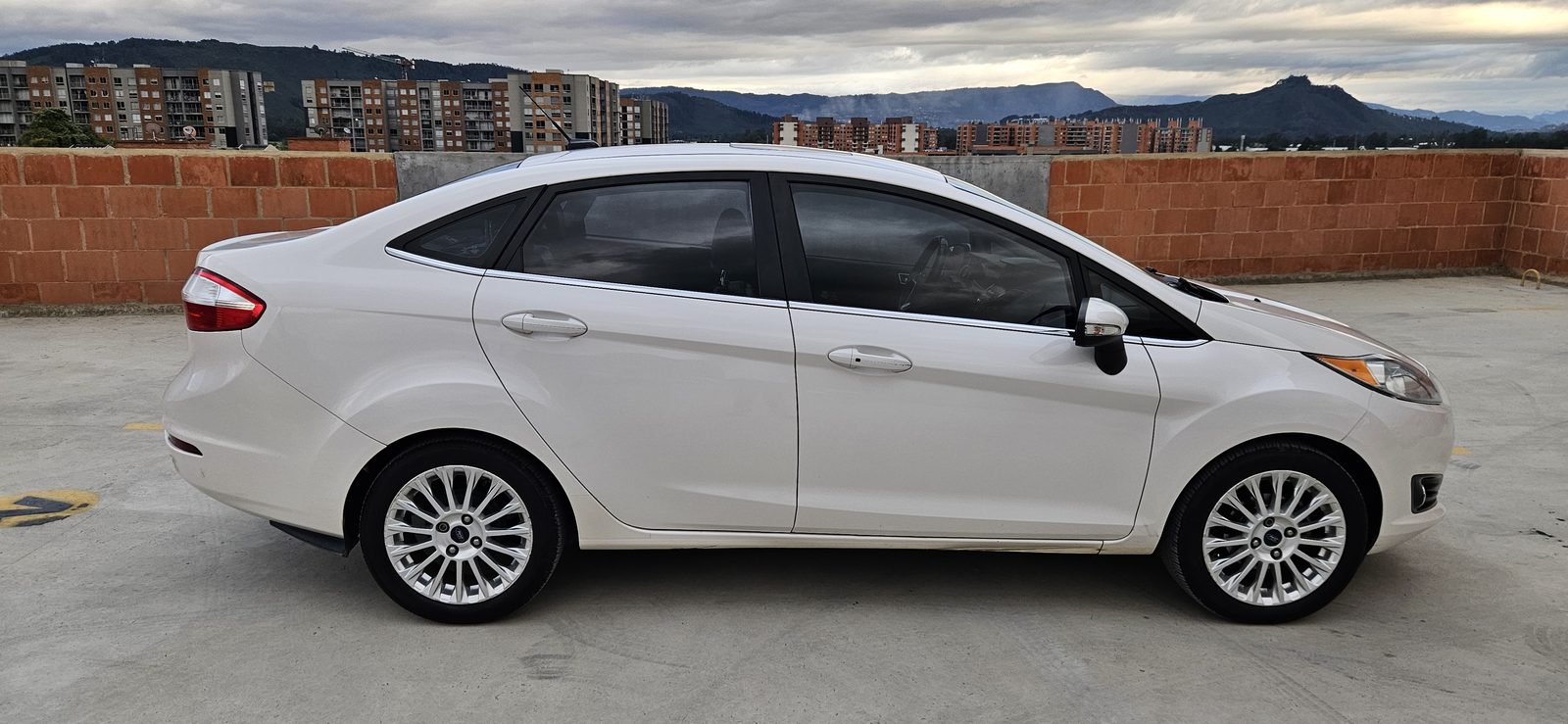 Ford Fiesta Titanium 2016 blanco, lateral derecho